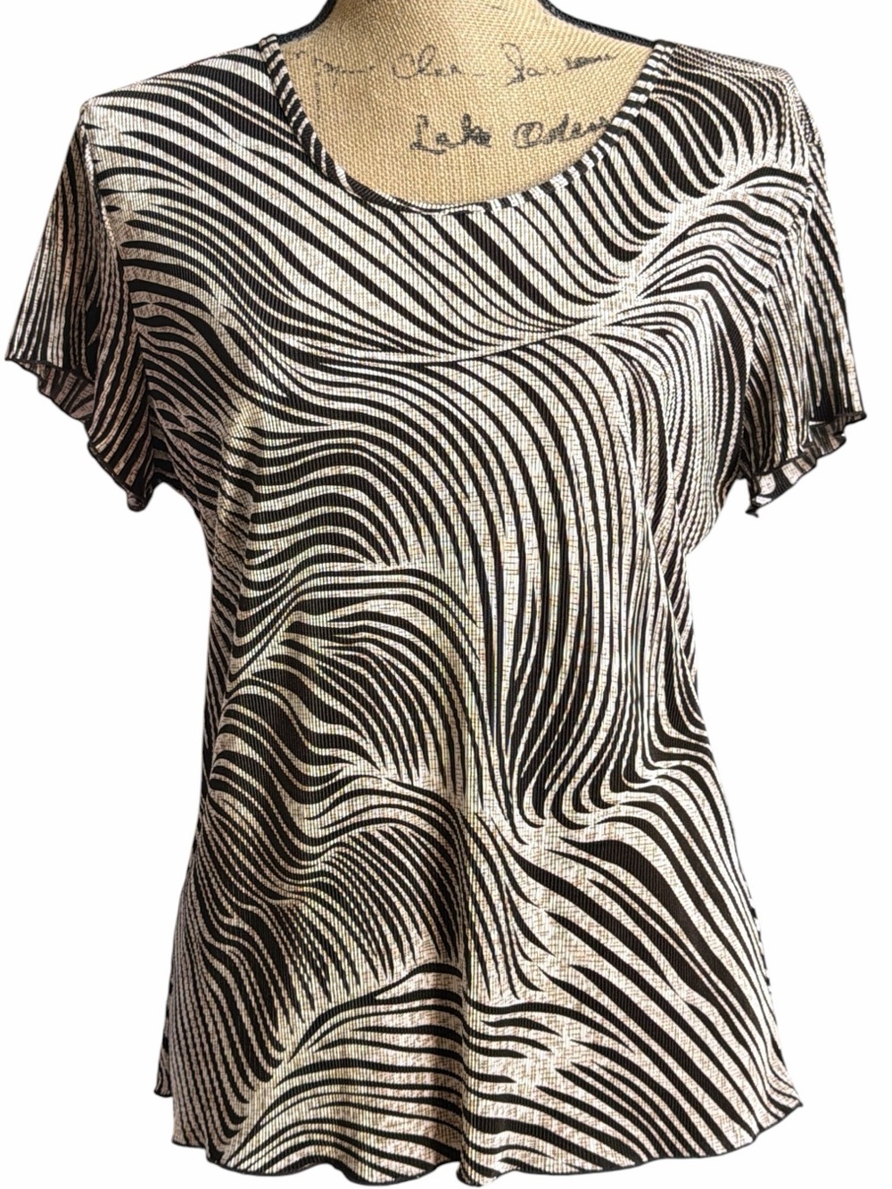 Le Pleat Brown & White Wave-Print Short Sleeve Top by Le Pleat. EC. Size large